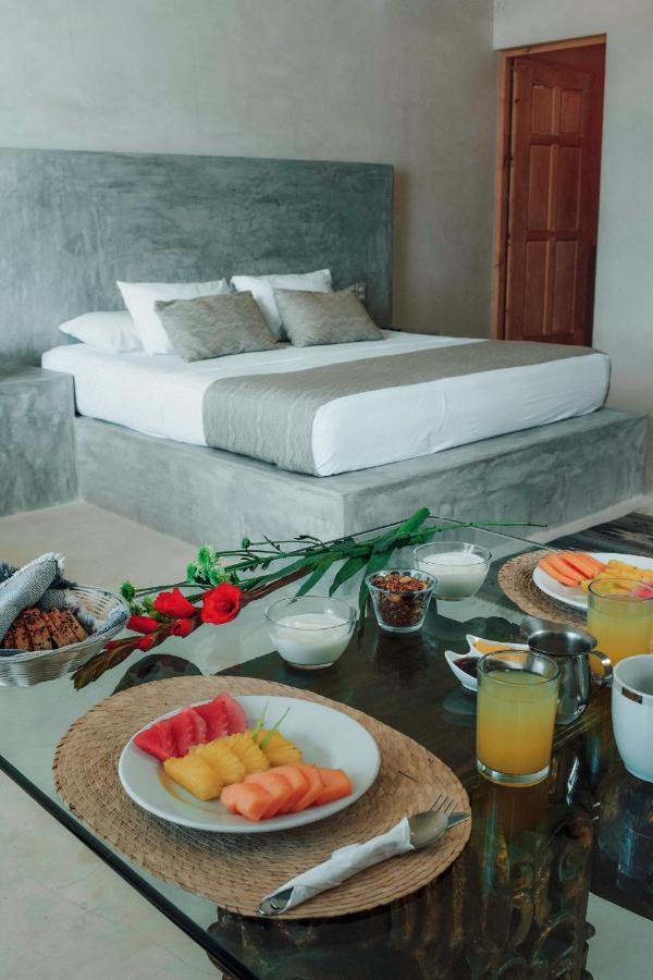 Lamar Front And Pool Hotel