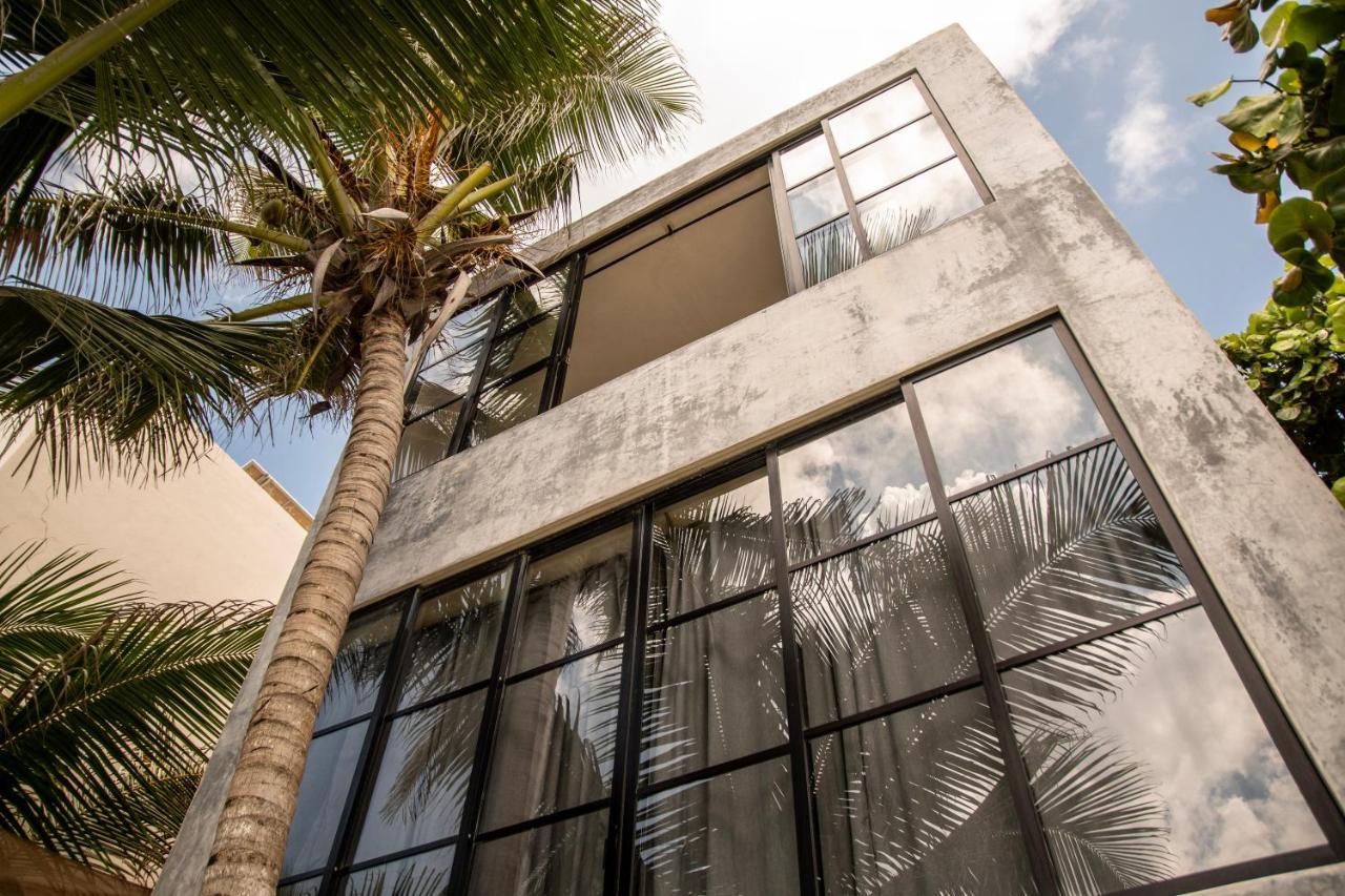 Hotel Lamar Front And Pool