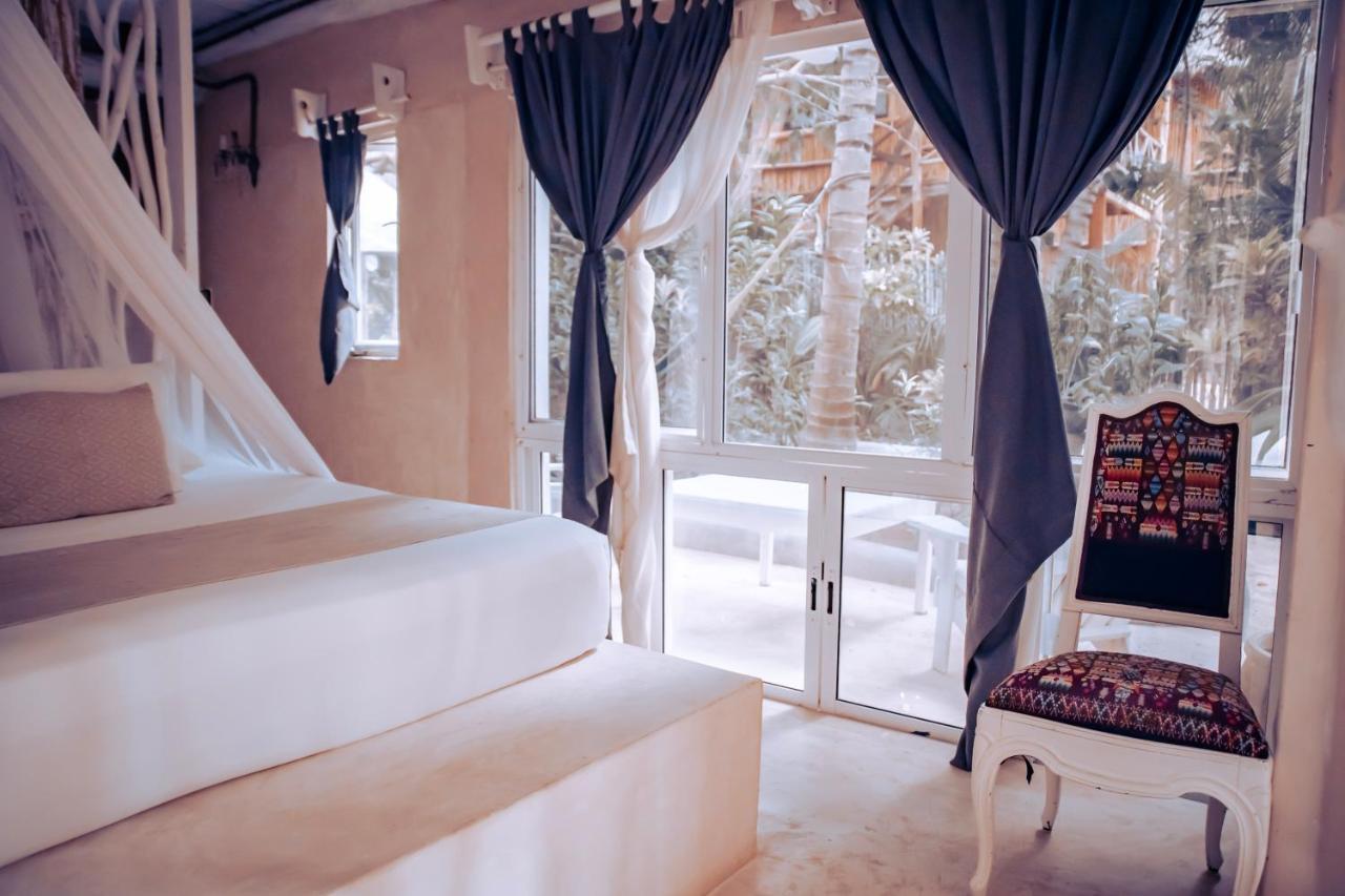 Lamar Front And Pool Hotel 3*