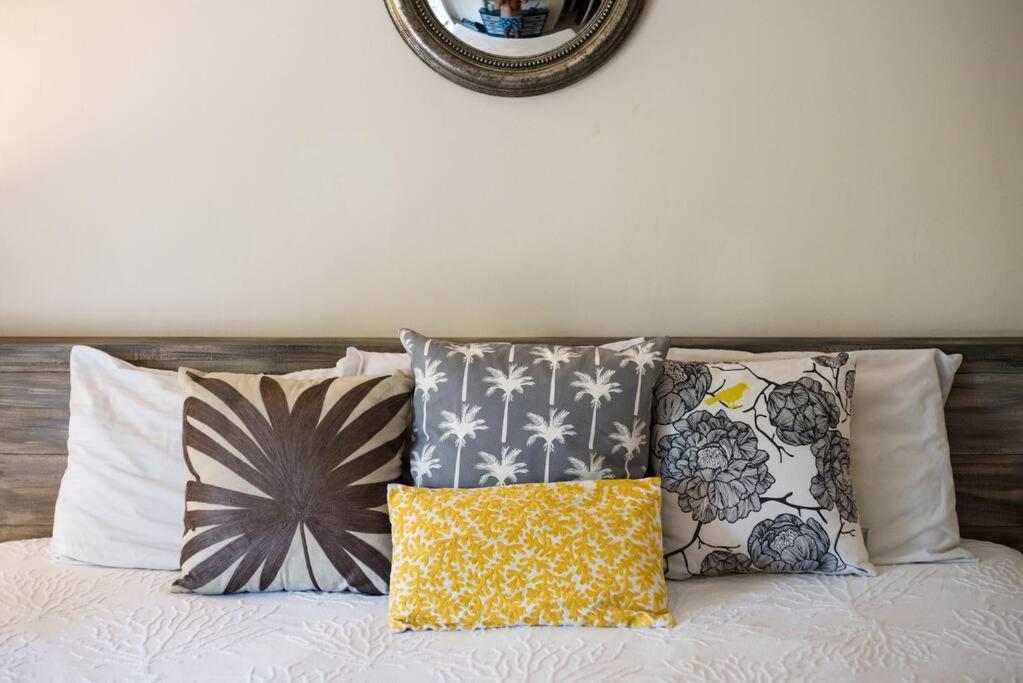 Spacious Penthouse With Private Rooftop In Gated Community *