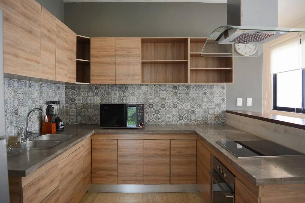 Exclusive, Spacious, Comfy 3 Bedroom Ph With Pool! Apartment
