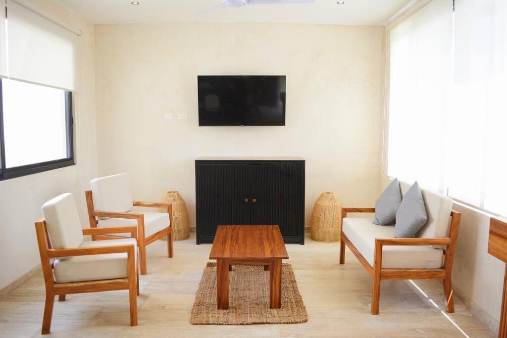Apartment Exclusive, Spacious, Comfy 3 Bedroom Ph With Pool!