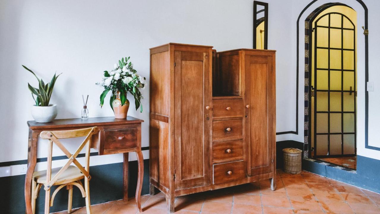 Hiphipstay - The Colonial