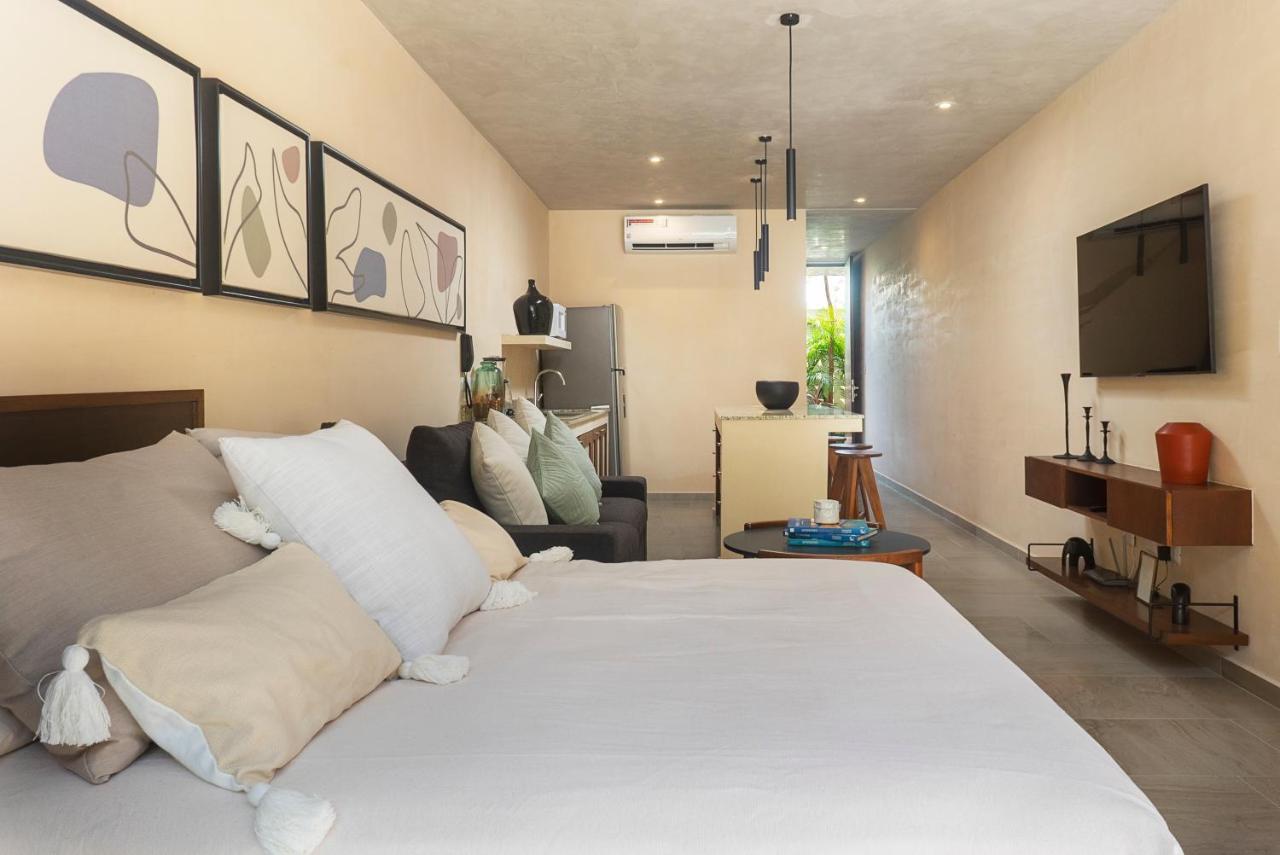 Hotel Chic With Swim-up Pool Access