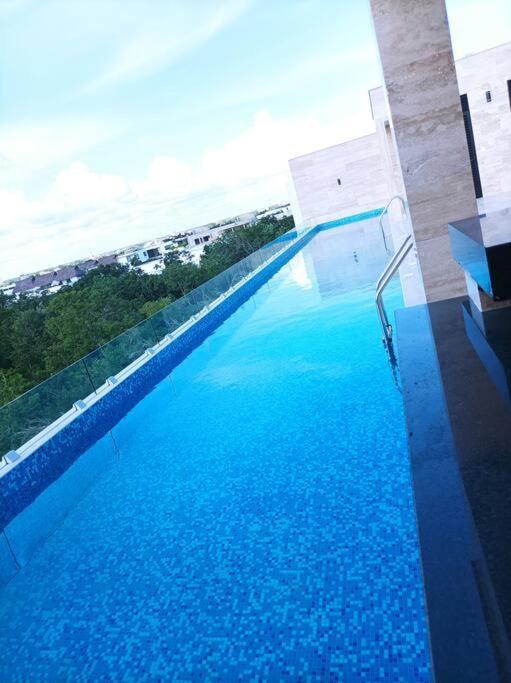 Con Piscina En El Roof