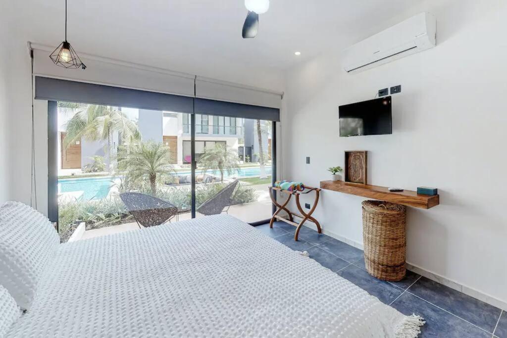 Apartment Contemporary Poolside Condo, Wi-fi - Paraiso Kaanal 101