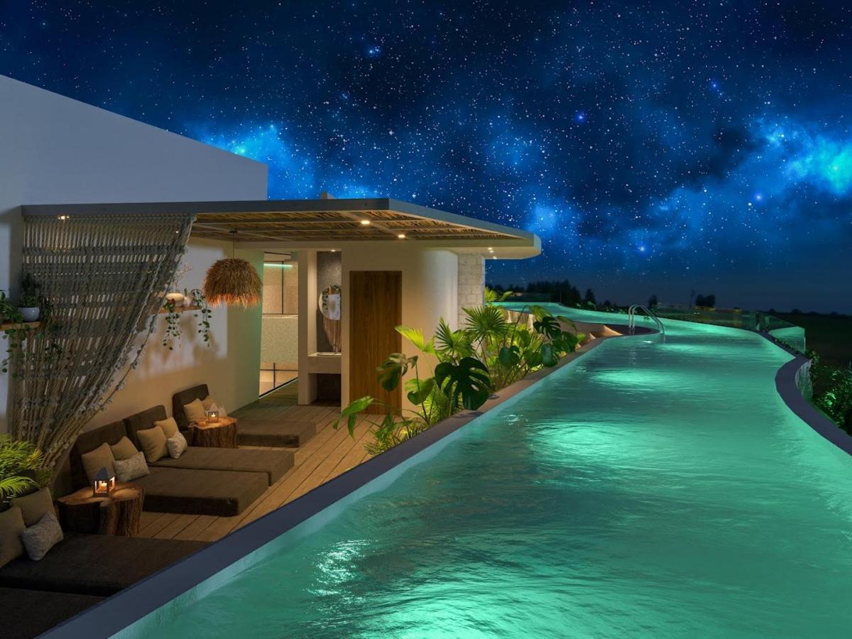 Rooftop Oasis: Urban Retreat With Infinity Pool & Private Terrace *