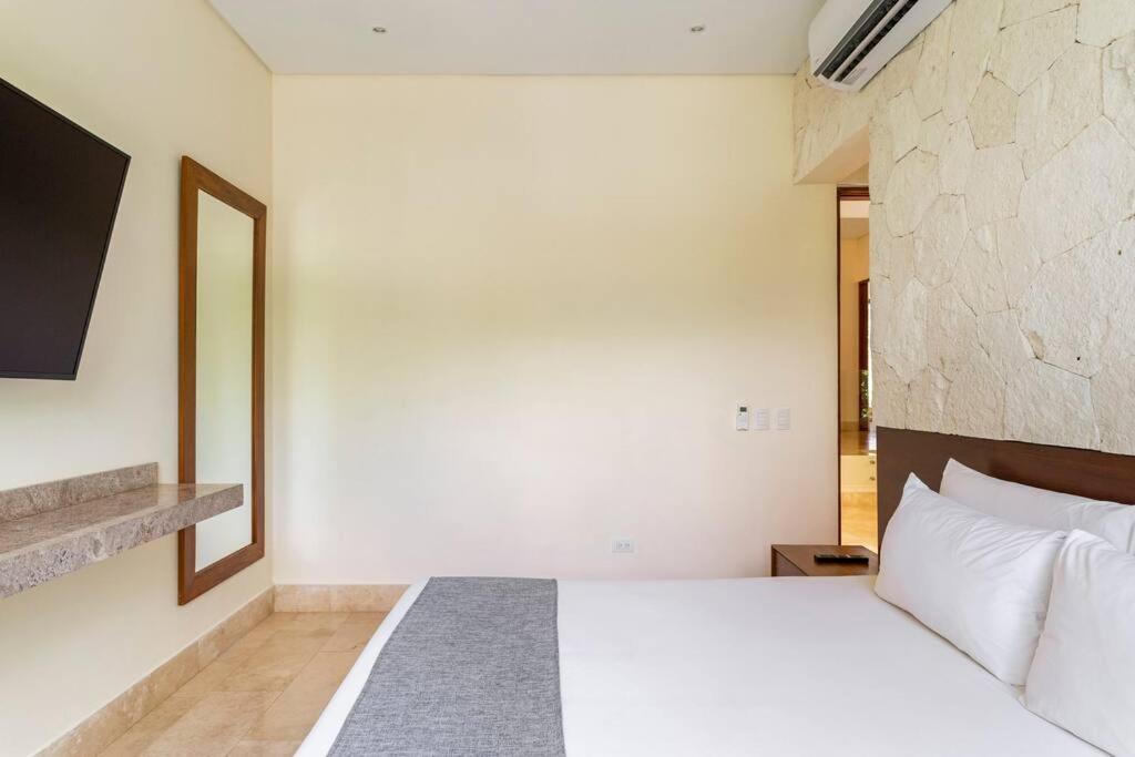 Luxurious Villa At Exclusive Gated Community La Privada Aldea Zama, 5 Bedroom Private Pool & Concierge Service * Tulum