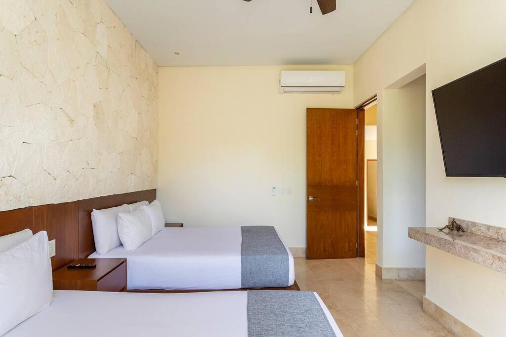 Luxurious Villa At Exclusive Gated Community La Privada Aldea Zama, 5 Bedroom Private Pool & Concierge Service Villa Tulum