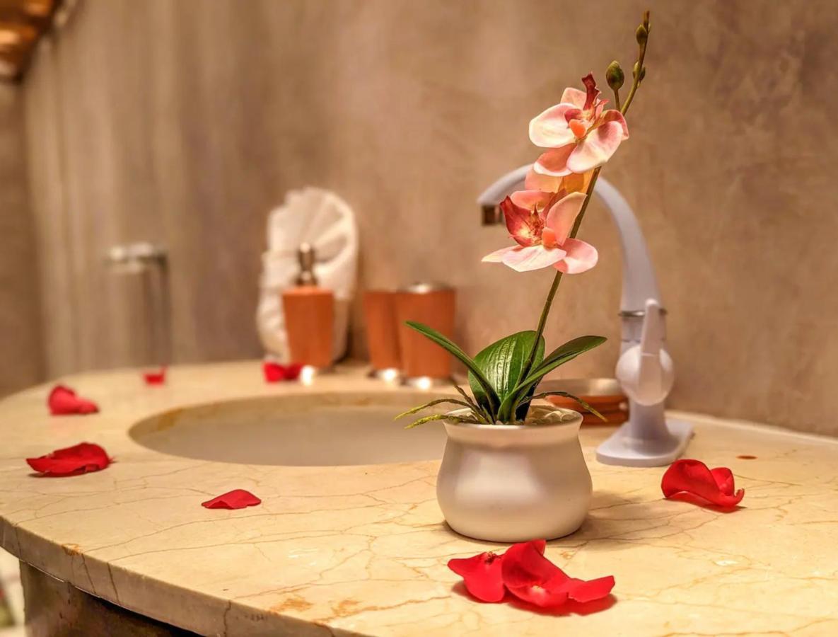 Stunning 6 Private Villas & Ph /Wifi/Ac/Pool/Gym.