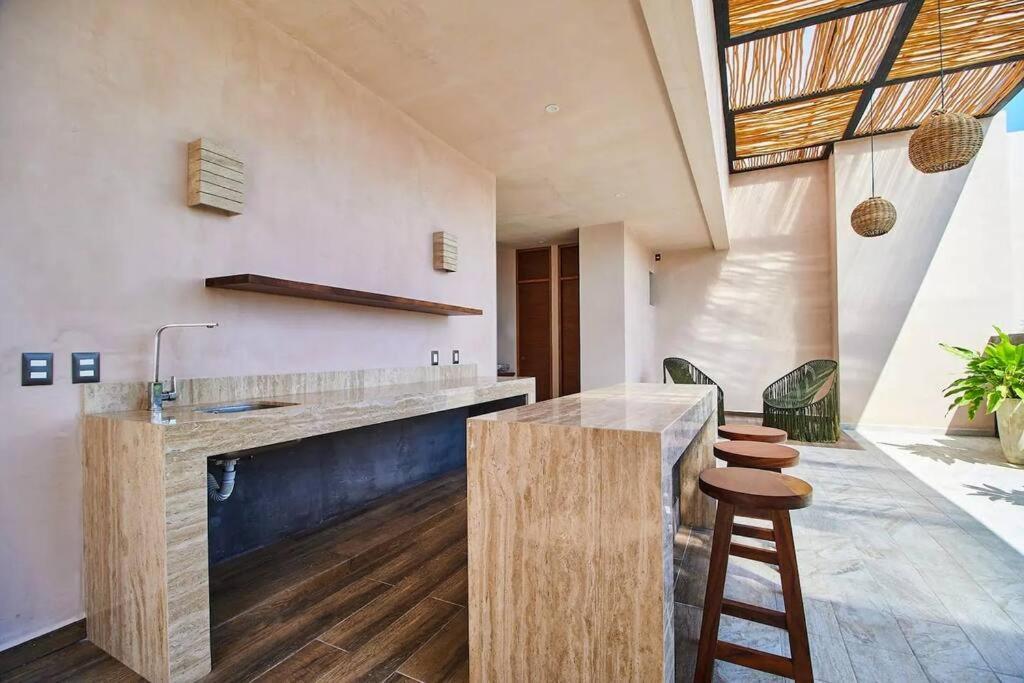 Frida's Artsy With Own Mural, Outdoor Tub & Rooftop Pool Apartment
