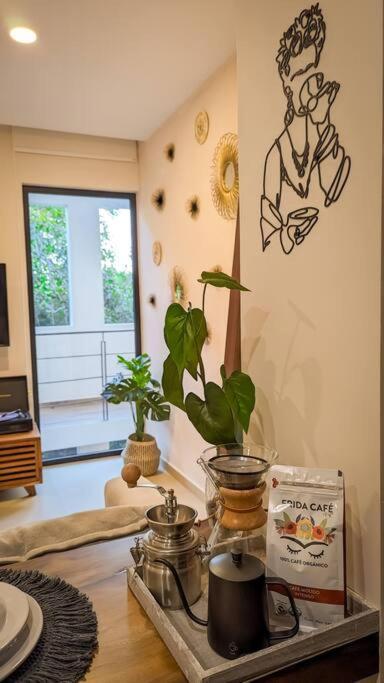 Frida's Artsy With Own Mural, Outdoor Tub & Rooftop Pool Apartment *