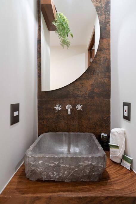 Frida's Artsy With Own Mural, Outdoor Tub & Rooftop Pool Apartment