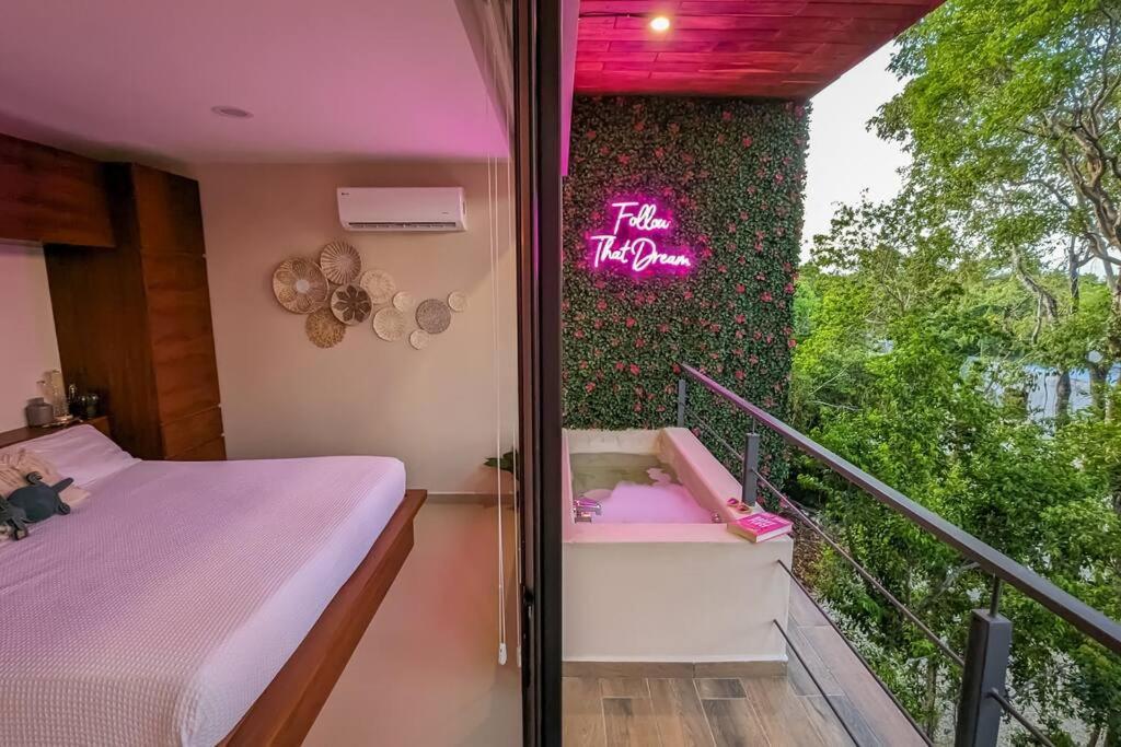 Frida's Artsy With Own Mural, Outdoor Tub & Rooftop Pool