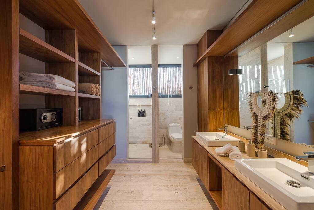 Beyond Amazing 3bd 2br/ Balcony Apartment *