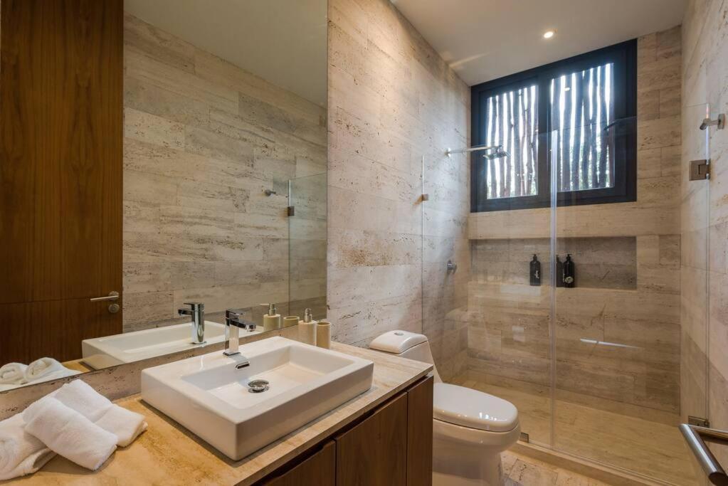 Apartment Beyond Amazing 3bd 2br/ Balcony