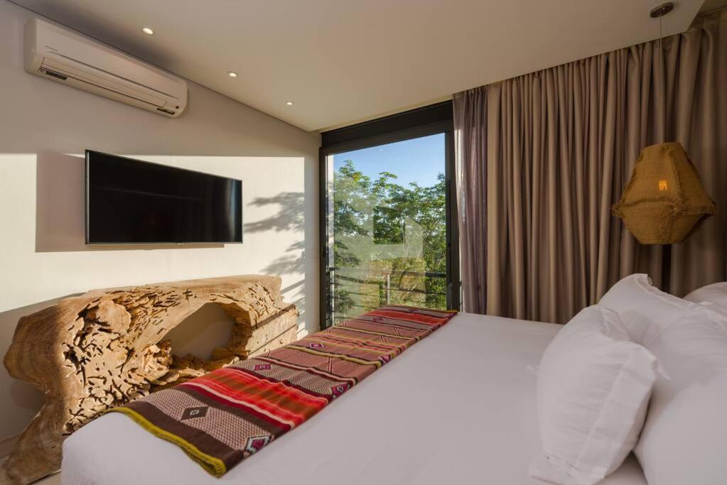 Beyond Amazing 3bd 2br/ Balcony Apartment