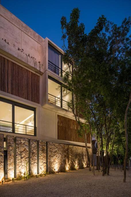 Beyond Amazing 3bd 2br/ Balcony Apartment