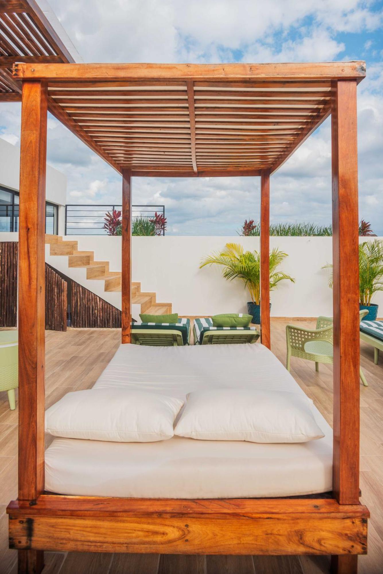 Downtown Penthouse With Private Pool, Rooftop Pool And Gym, Short Distance From Beaches, Restaurants & Nightlife *