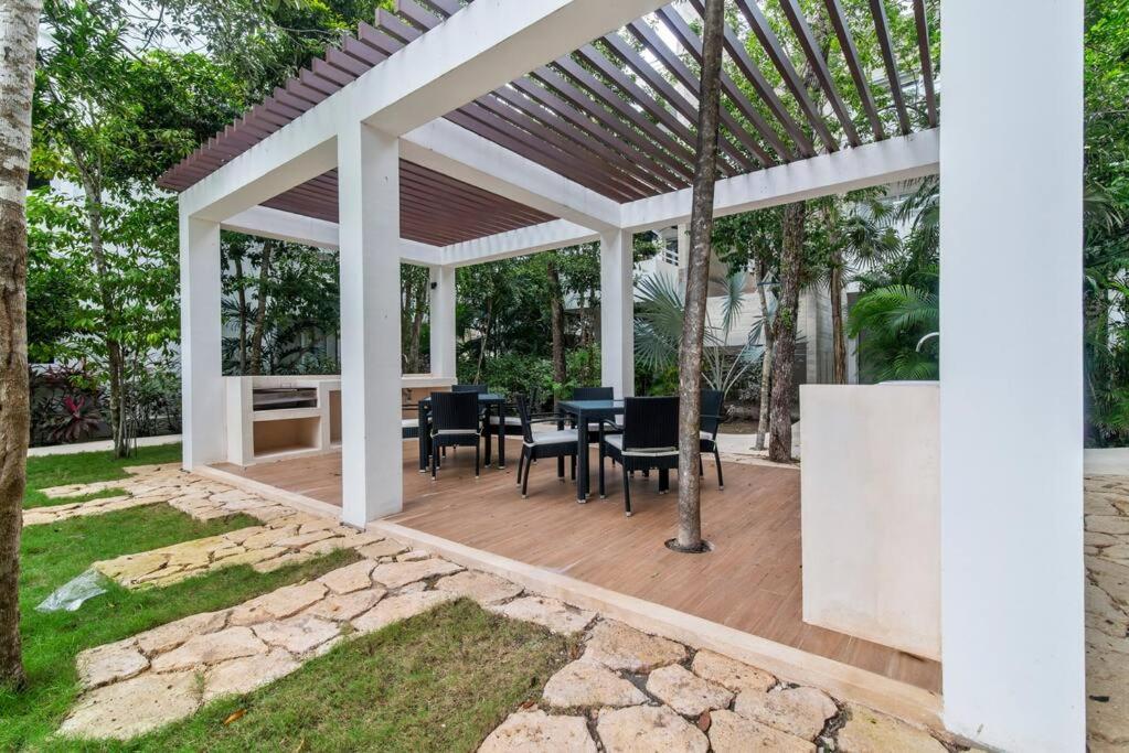 Apartment Encanto Private Balcony 2 Pools Gym Only 5 Minutes To Beaches