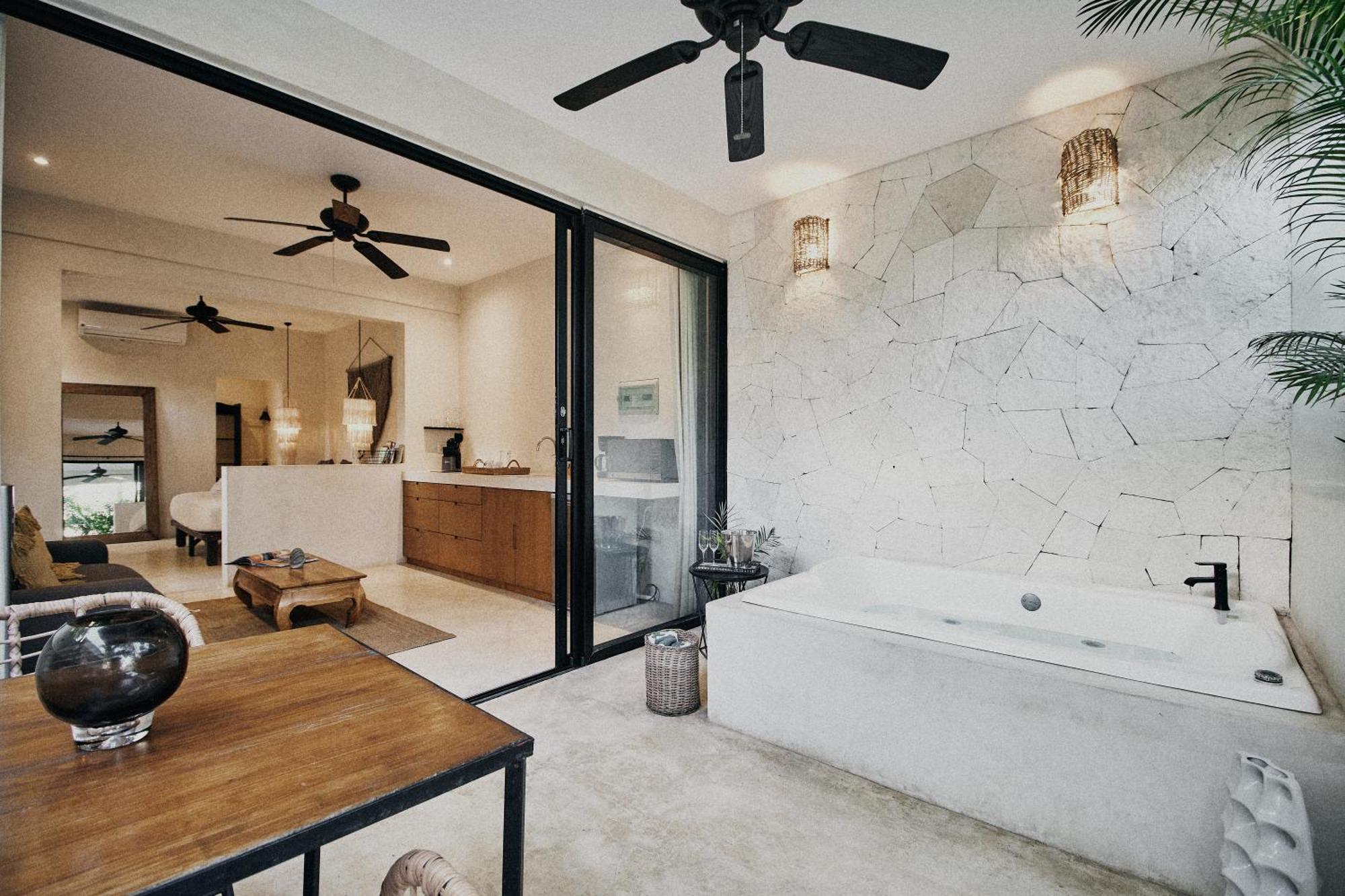 240m2 - 16 Persons - 6 - 2 Swimming Pool - 3 Jacuzzis Tulum