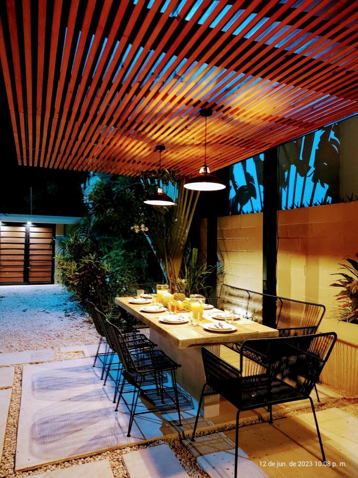 Private Modern Villa-pool Beds-ac-internet-parking-grill