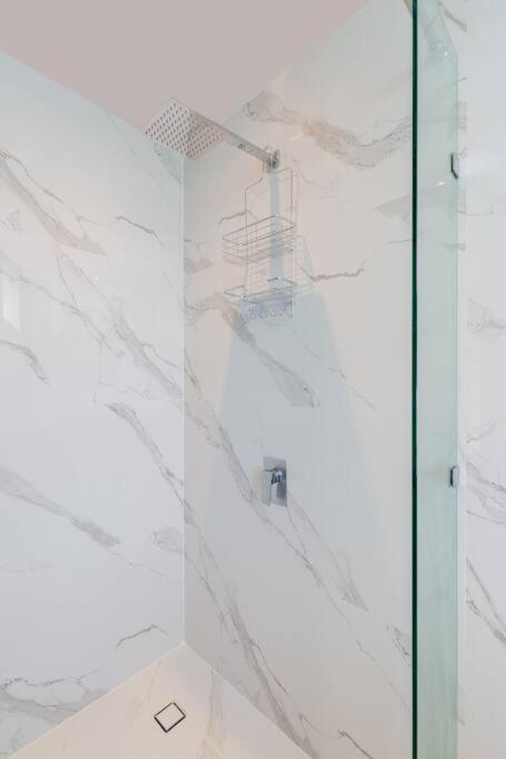 Mistiq 2br Private Concierge 4 Pools Apartment
