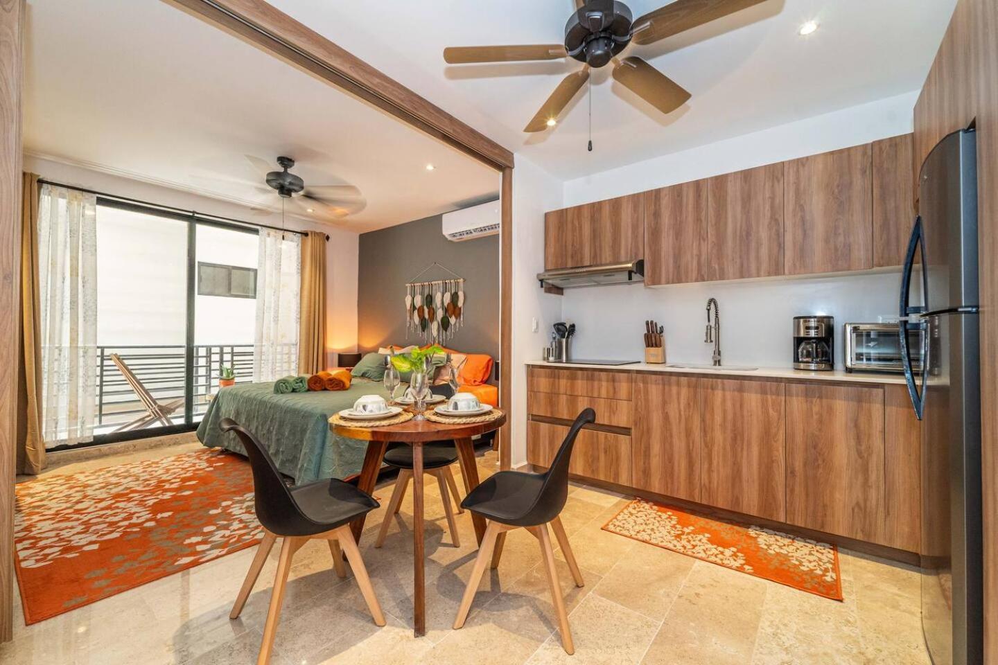 King With Private Balcony, Rooftop Pool, Gym Holiday home *