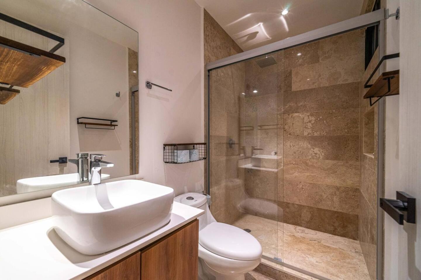 King With Private Balcony, Rooftop Pool, Gym Holiday home *