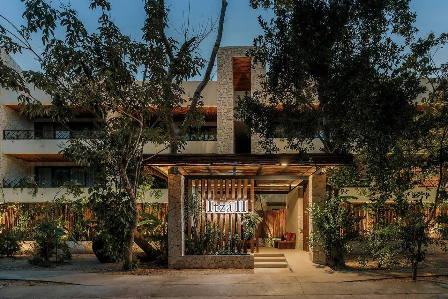 Itza Jungle Queen Swim Up With Club Access