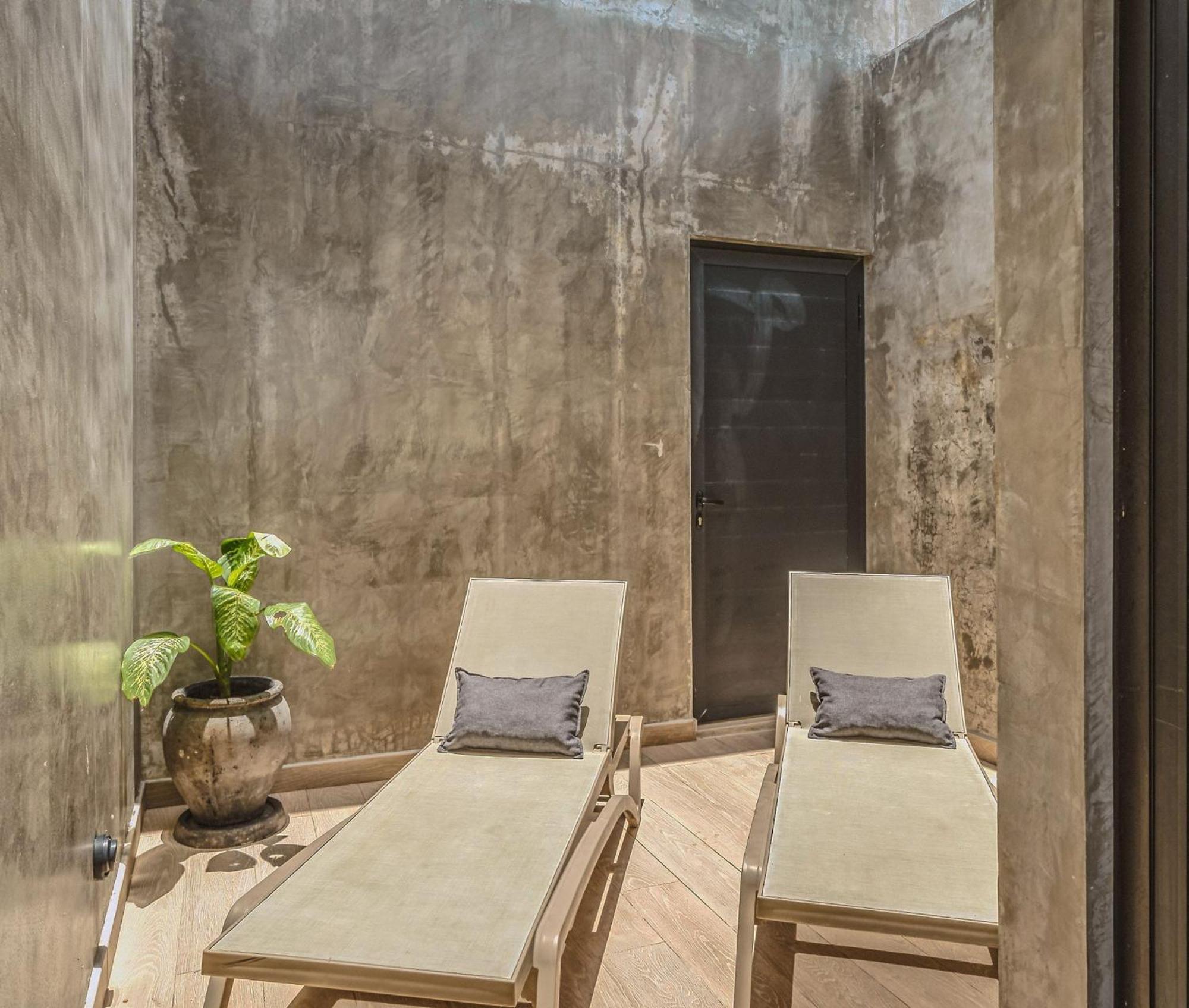 Stylish Ph With Private Pool-gym-superstore