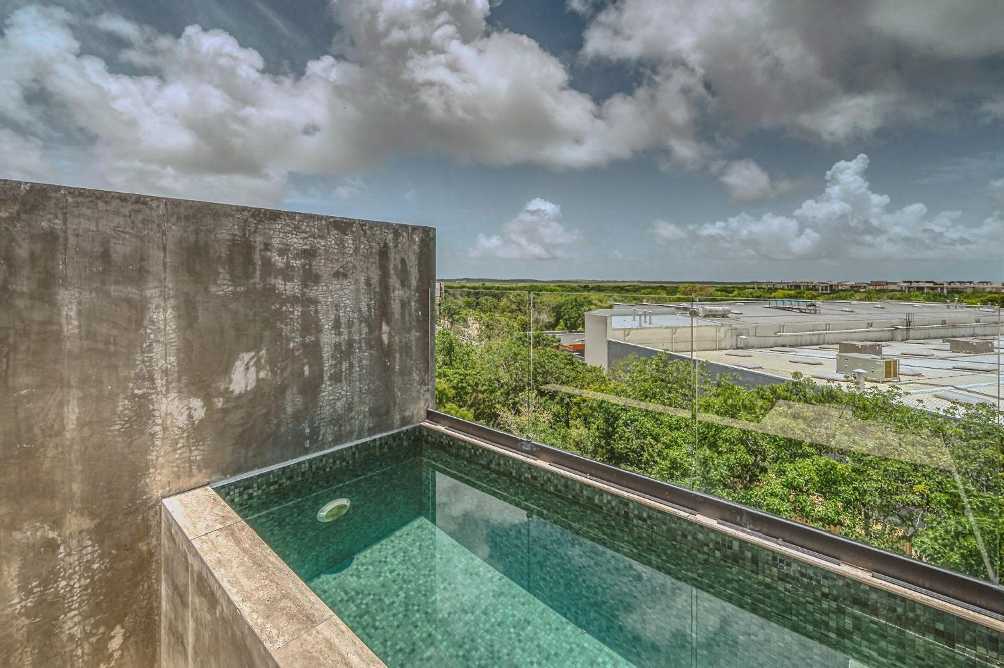 Stylish Ph With Private Pool-gym-superstore