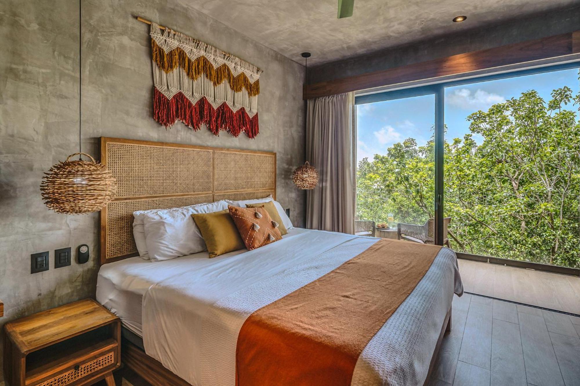 Stylish Ph With Private Pool-gym-superstore *