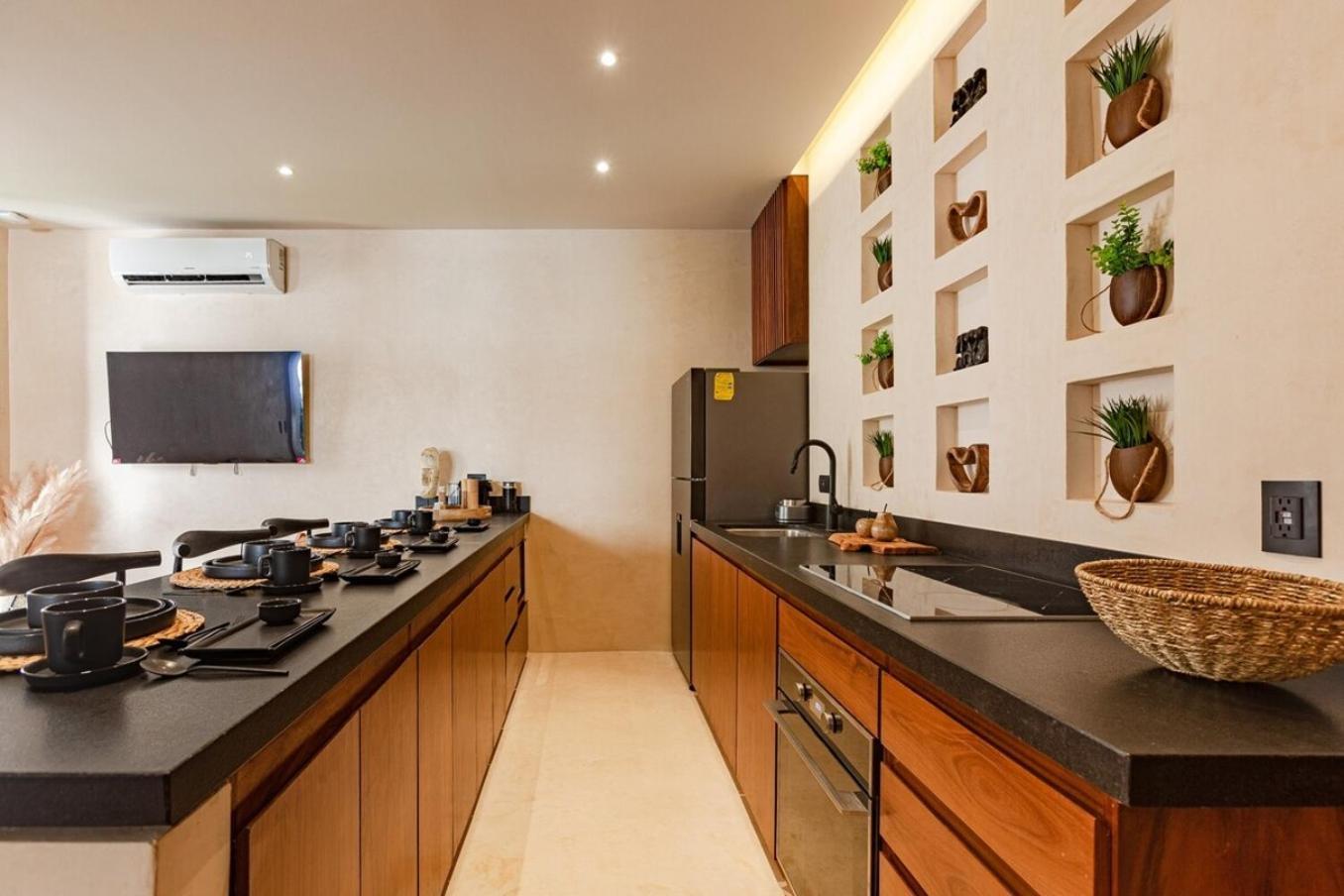 Encanto Luxe Jungle 10min Beachhot Tubking Apartment