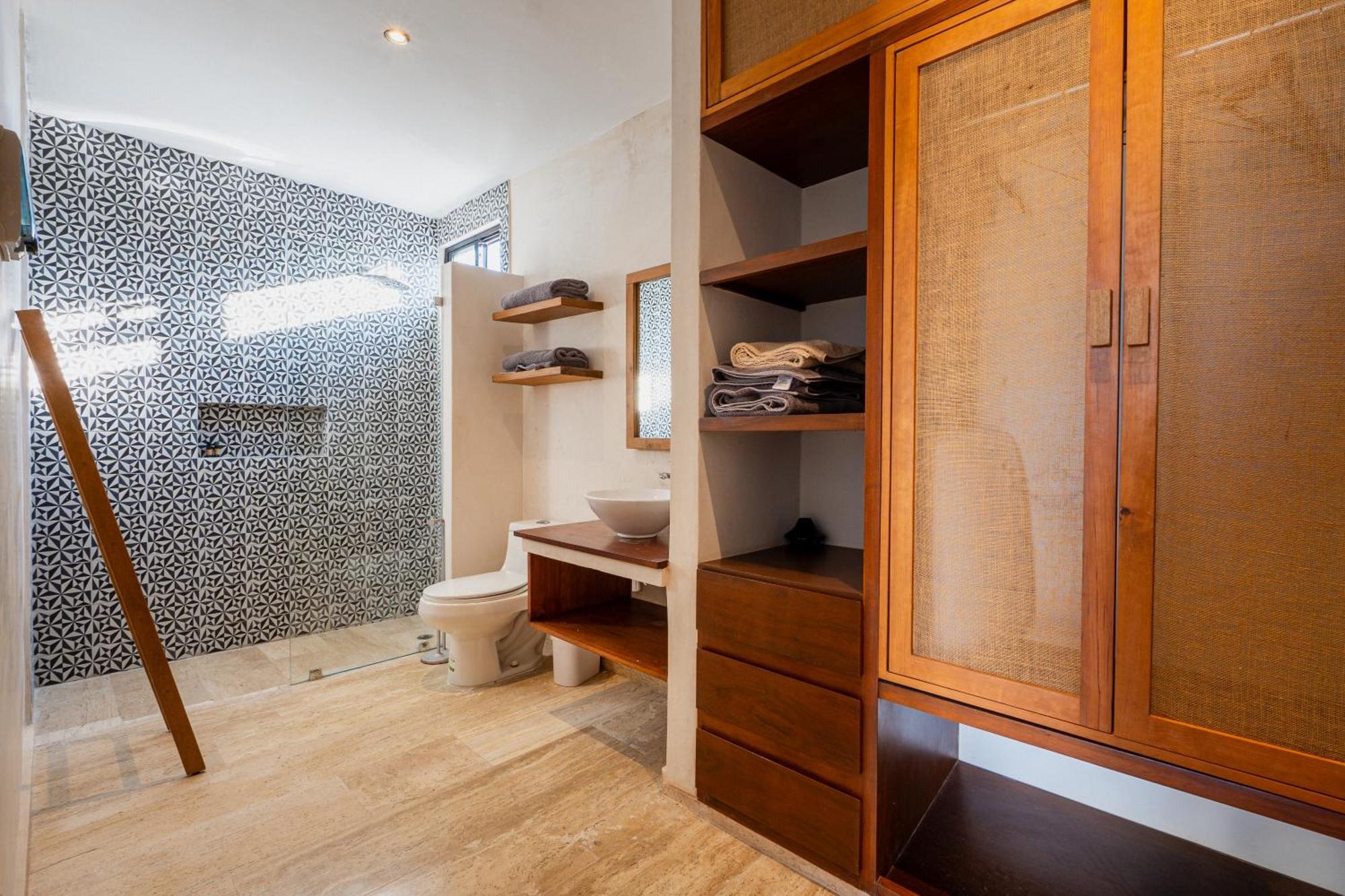 Beautiful 3 Bdr, 3 Ba Modern Minutes From *