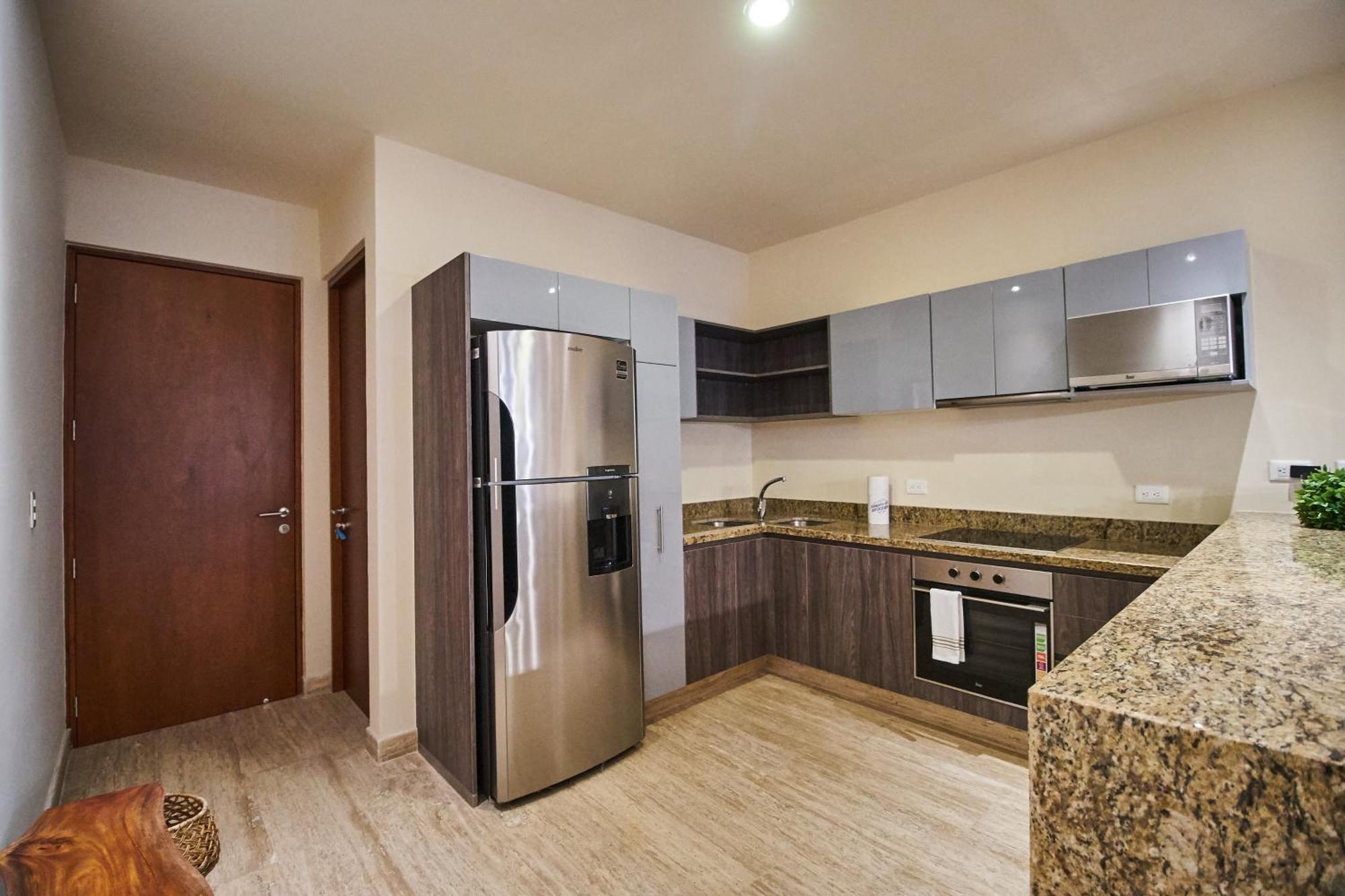 Apartment Luxury Poolside Gem With Pool, Jacuzzi & Gym