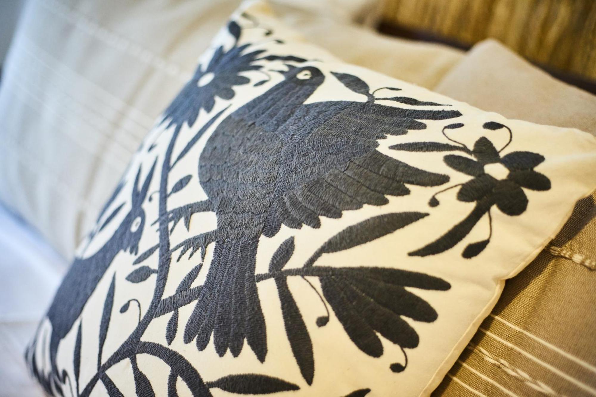 Luxury Poolside Gem With Pool, Jacuzzi & Gym *