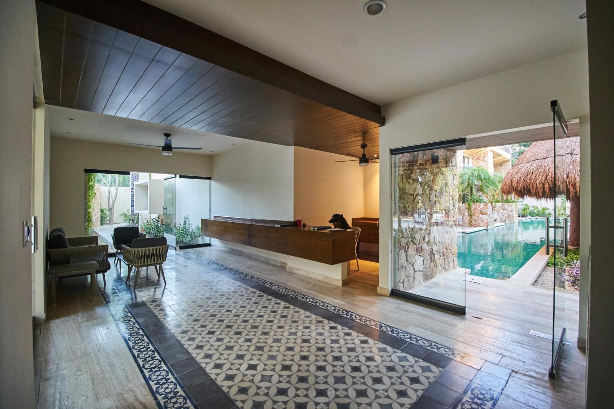 Luxury Poolside Gem With Pool, Jacuzzi & Gym Apartment