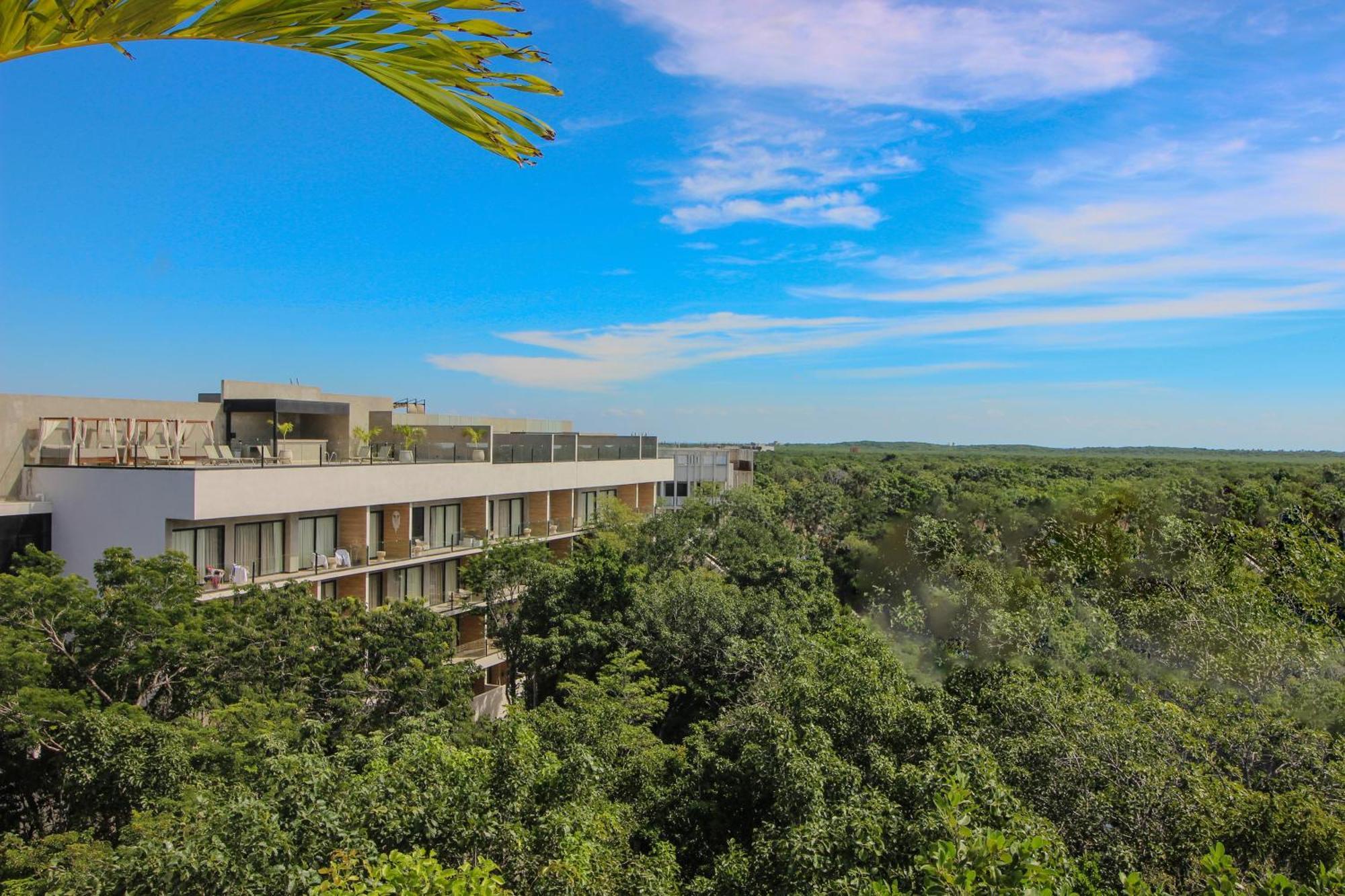 Luxury With Balcony And Rooftop Pool In Location