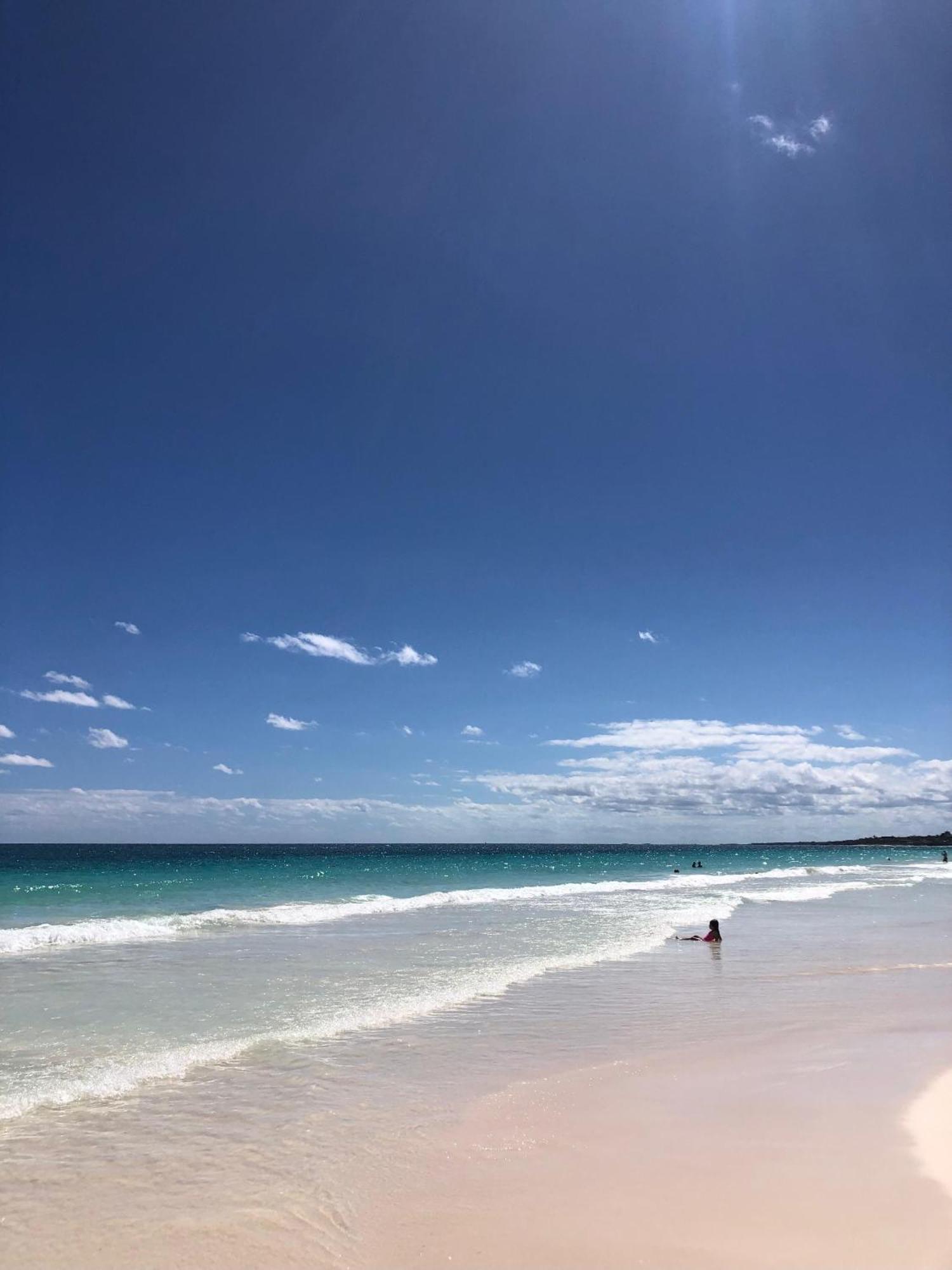 Luxury With Balcony And Rooftop Pool In Location