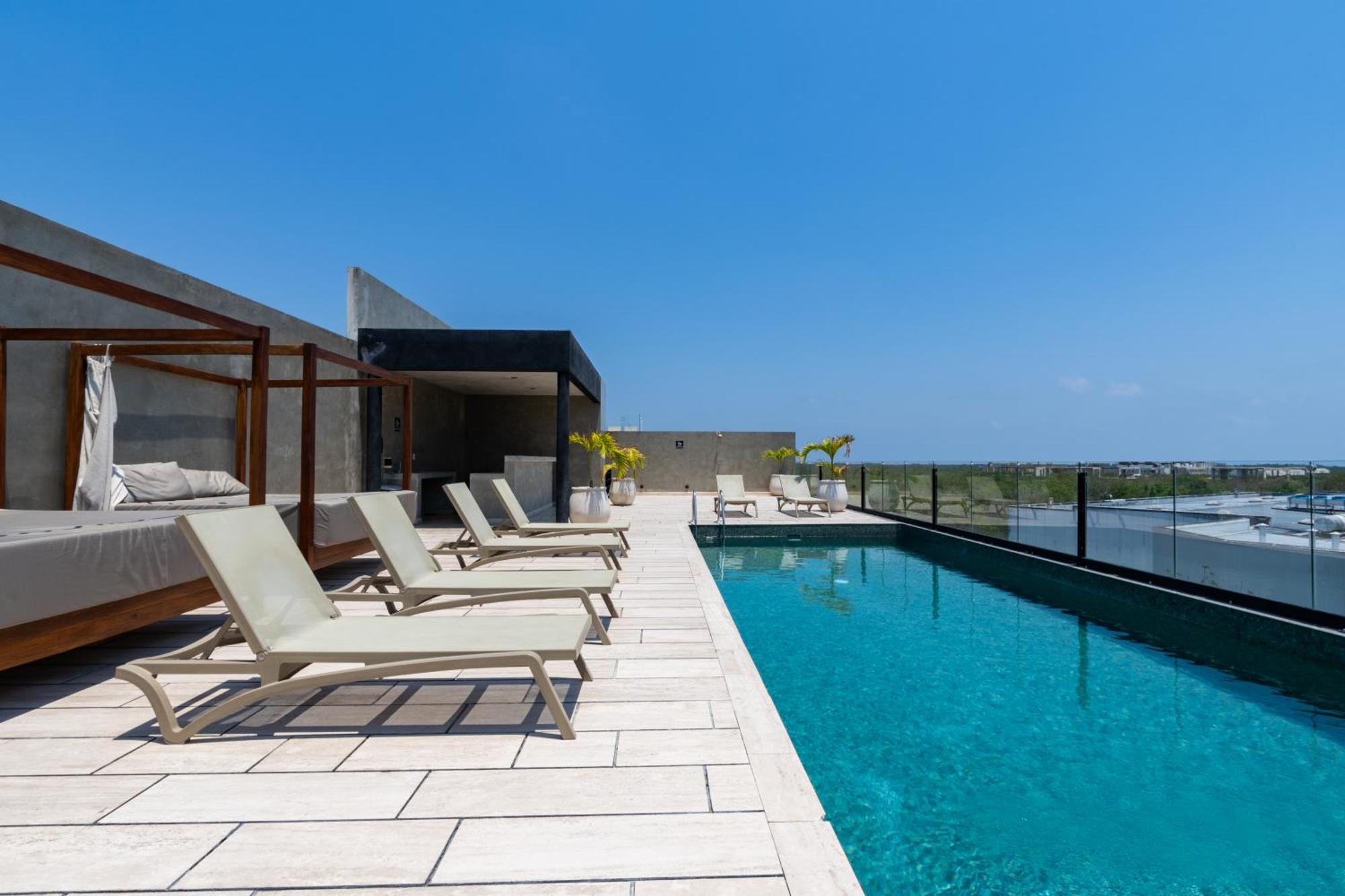 Luxury With Balcony And Rooftop Pool In Location Apartment