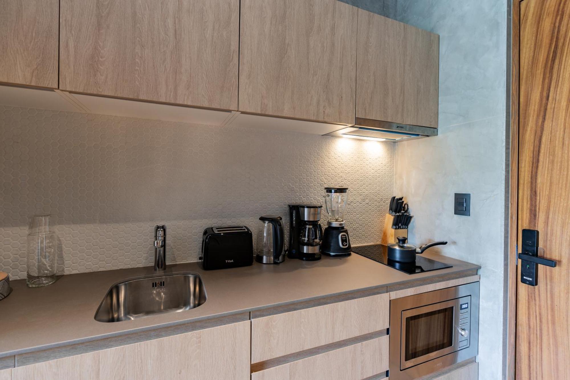 Luxury With Balcony And Rooftop Pool In Location