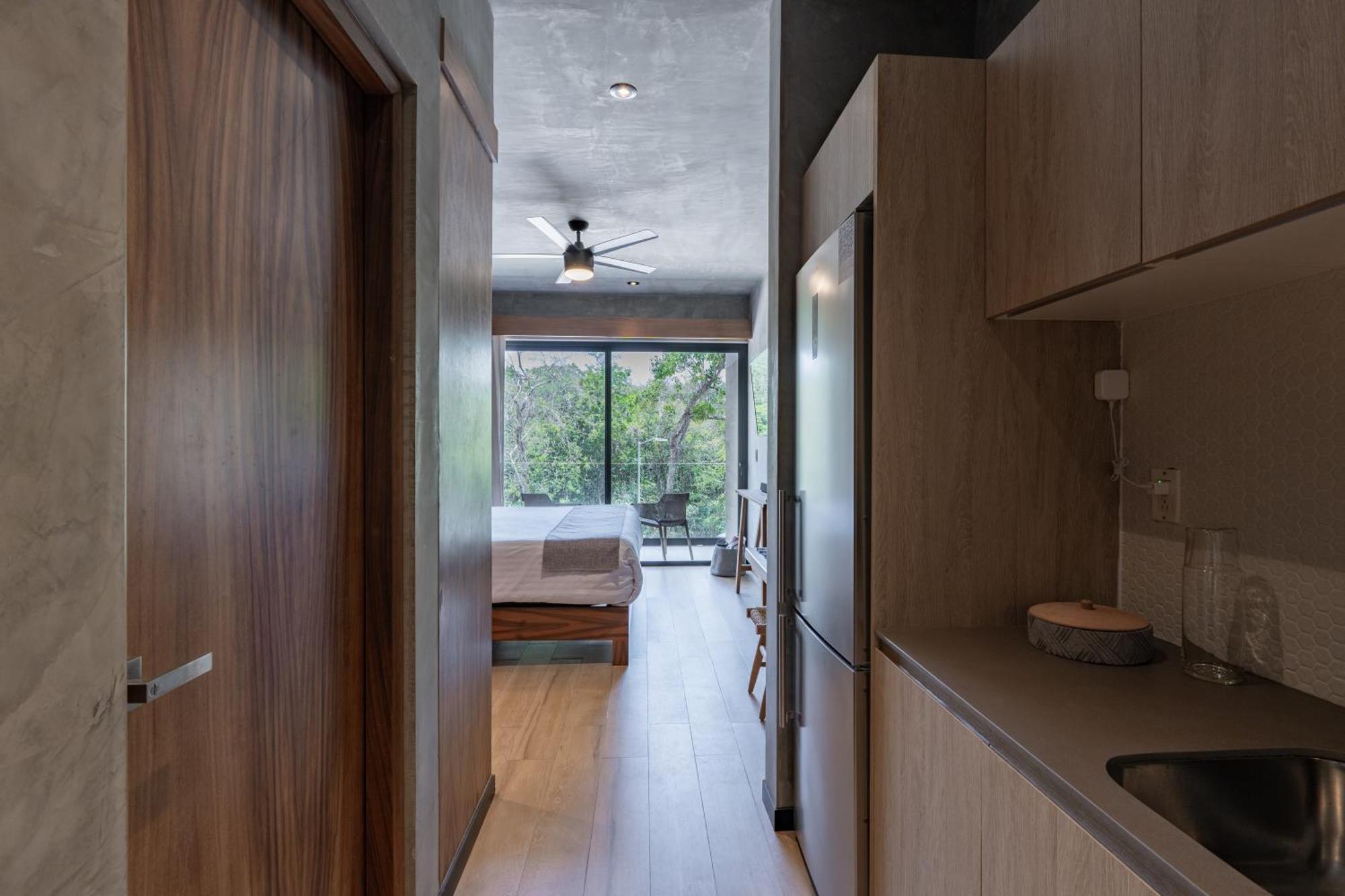 Luxury With Balcony And Rooftop Pool In Location *