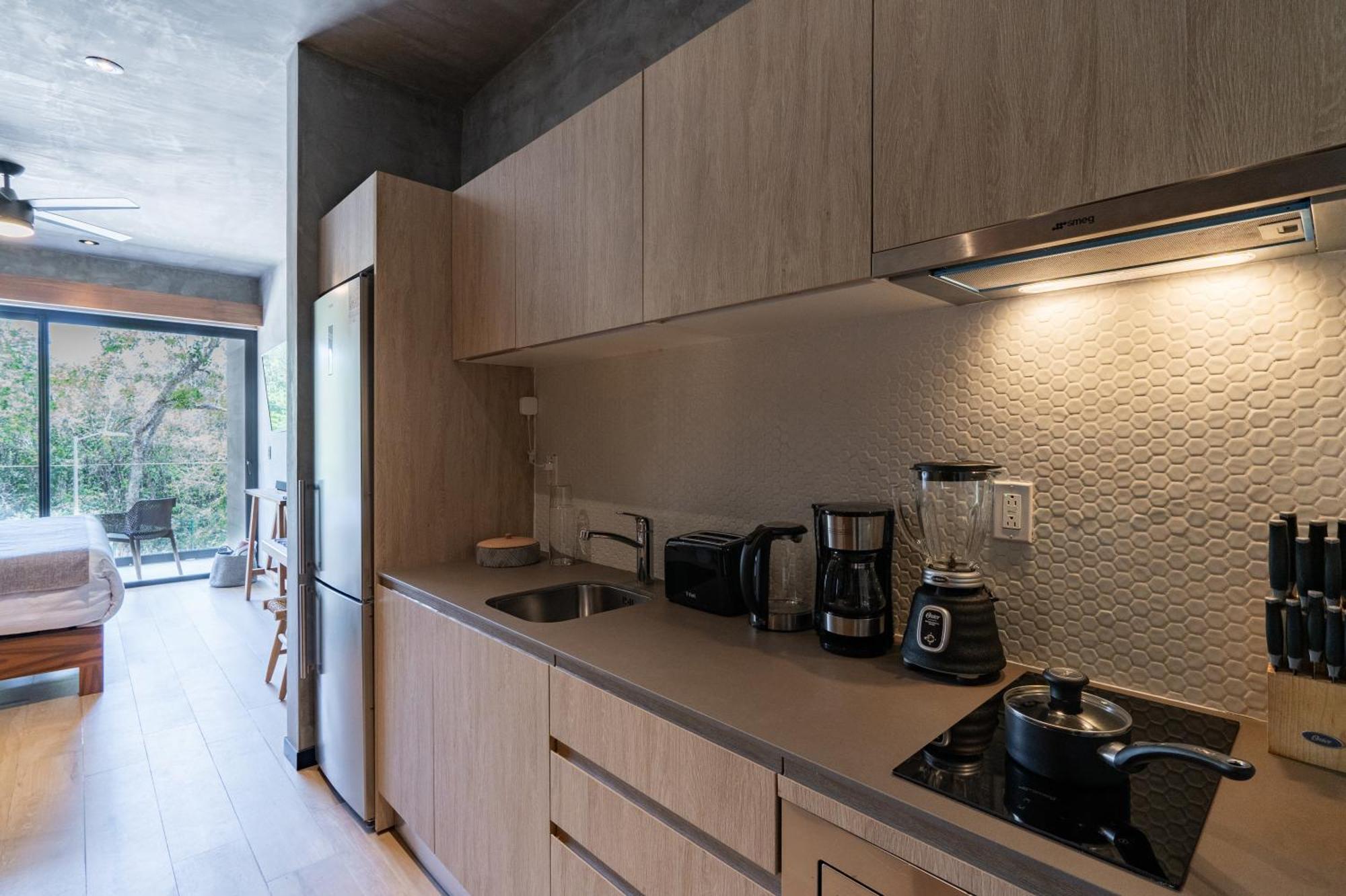 Luxury With Balcony And Rooftop Pool In Location Apartment