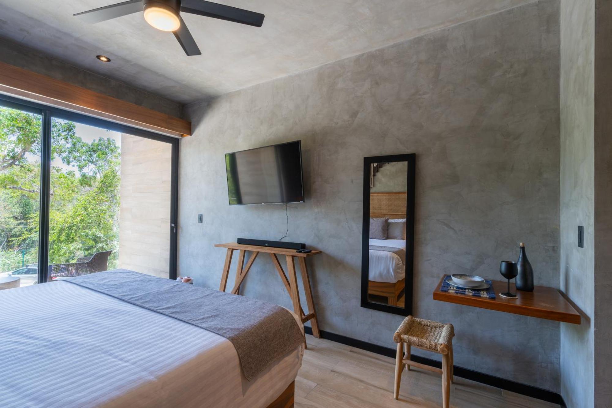 Luxury With Balcony And Rooftop Pool In Location Apartment