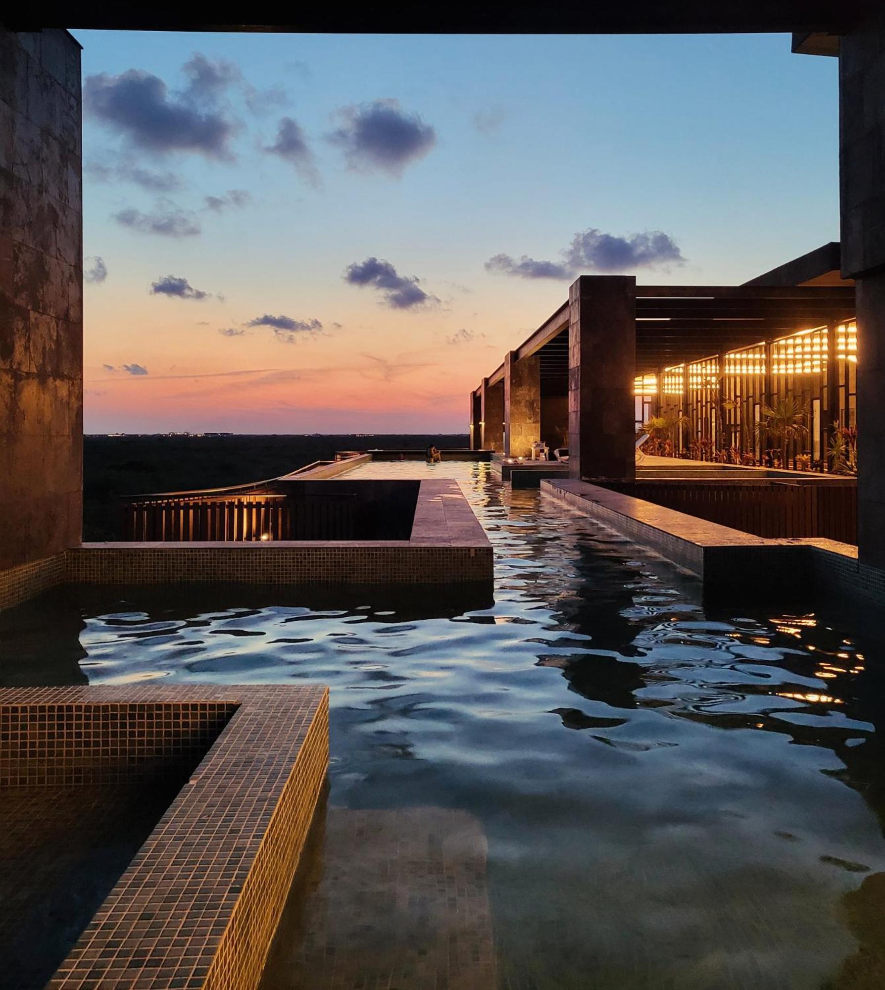 With Private Jacuzzi, Rooftop Pools & Free Club Apartment *