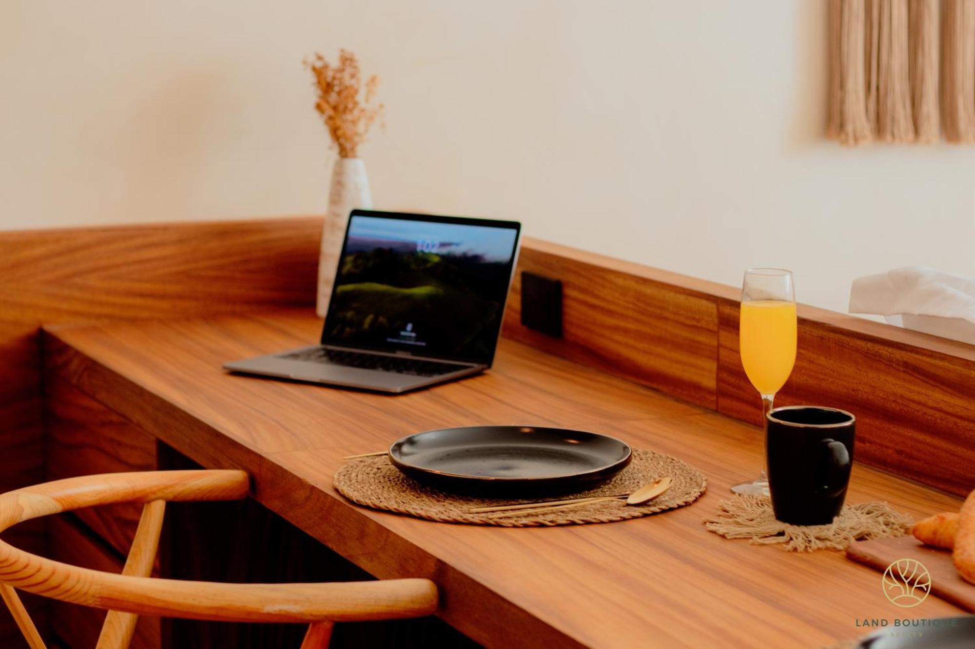 Muunek By Land Boutique