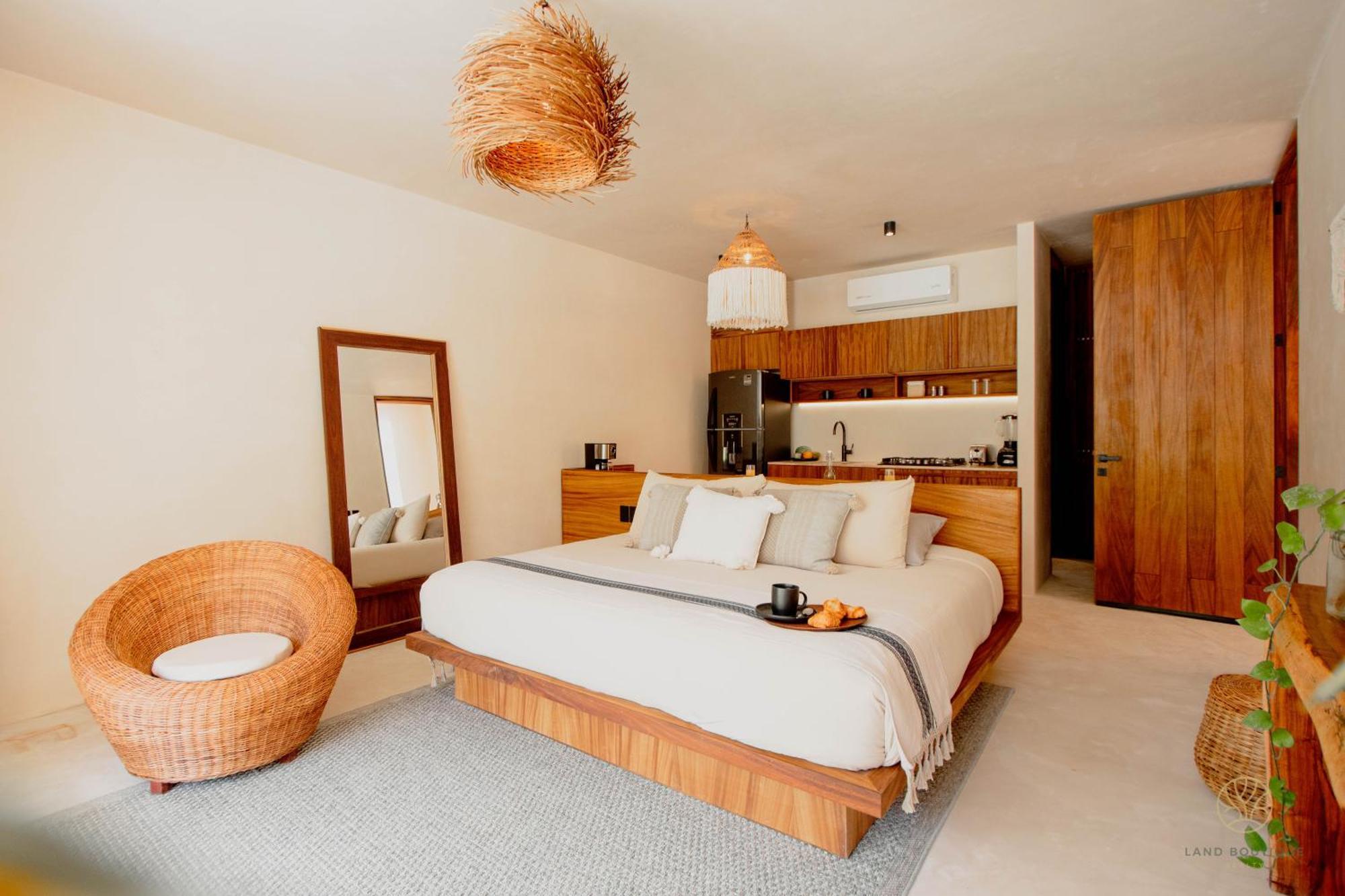 Muunek By Land Boutique