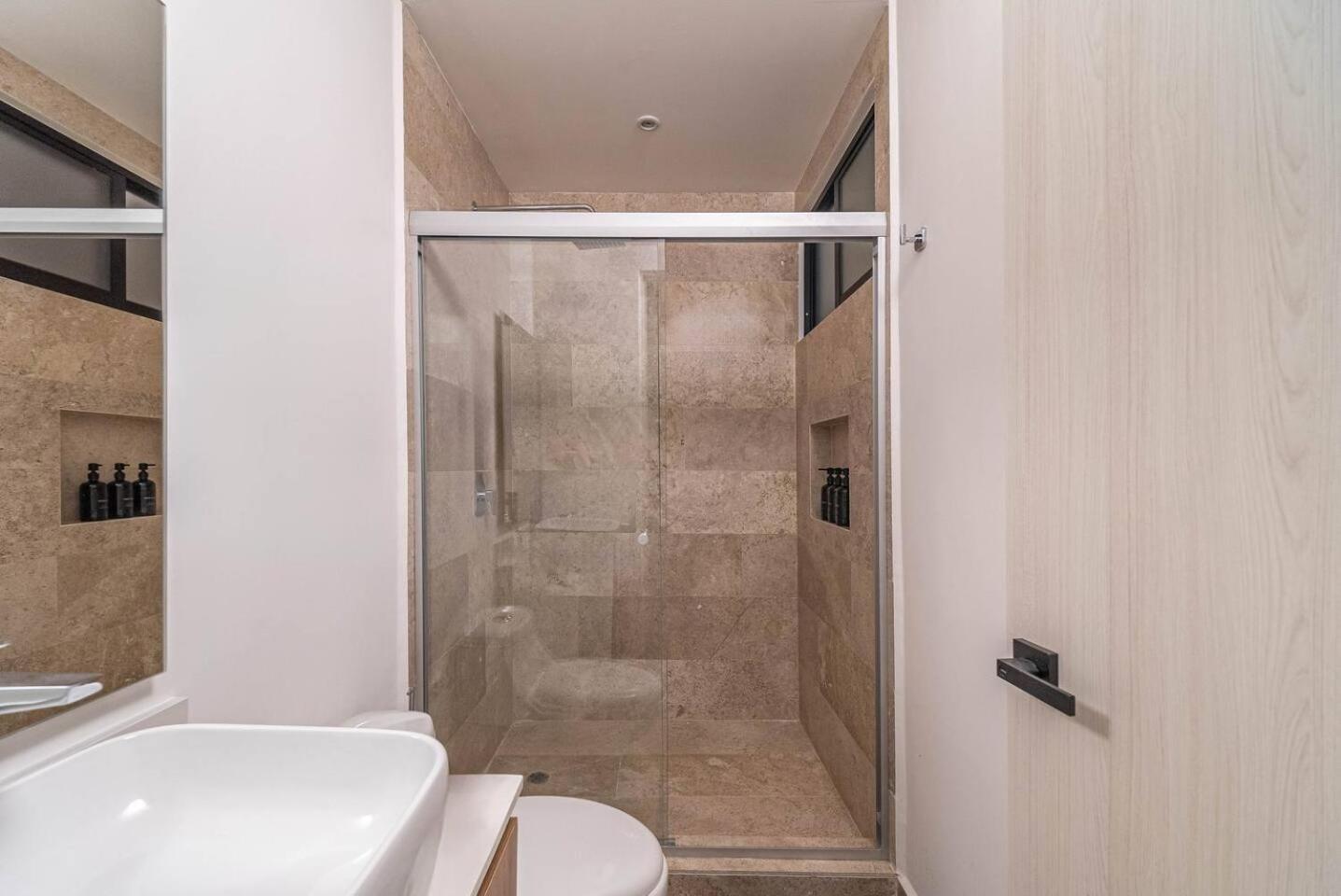 King With Private Balcony, Rooftop Pool, Gym Holiday home *