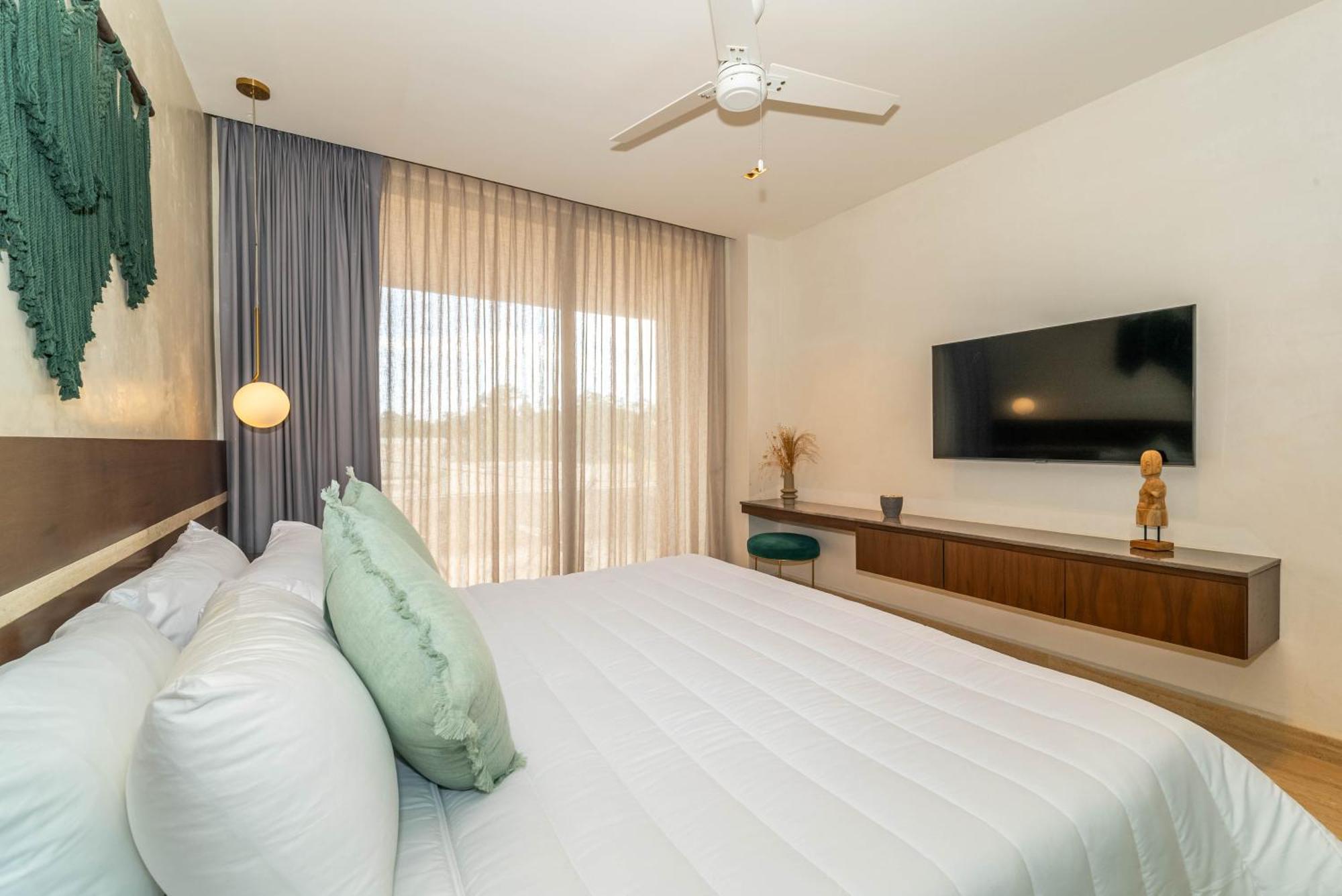 Lux 2br With Rooftop Pool, Spa, Gym, Kids Playroom *